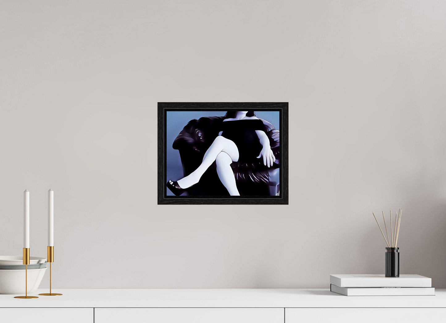 Assise sur le Mystère – Élégance et Glamour