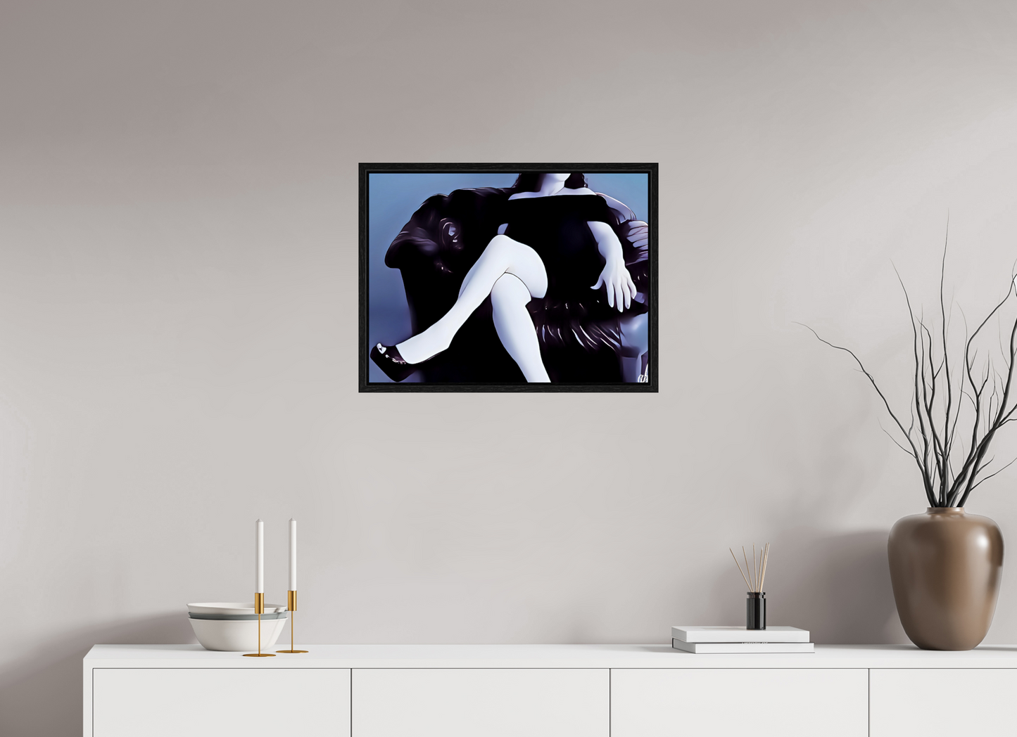 Assise sur le Mystère – Élégance et Glamour