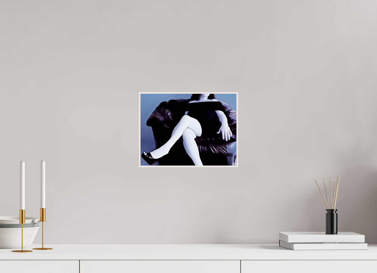 Assise sur le Mystère – Élégance et Glamour